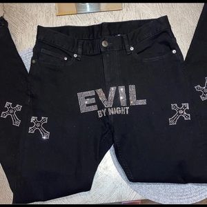 Straight leg jeans with Rhinestone details.